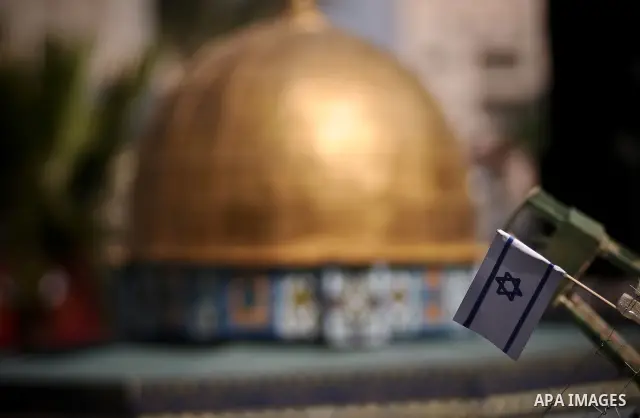 Palestinian Hamas supporters carry a model of the Dome of the Rock during a rally called by the Islamist movement next to the Red Cross offices in Gaza City on June 14, 2010. Photo by Mustafa Hassona