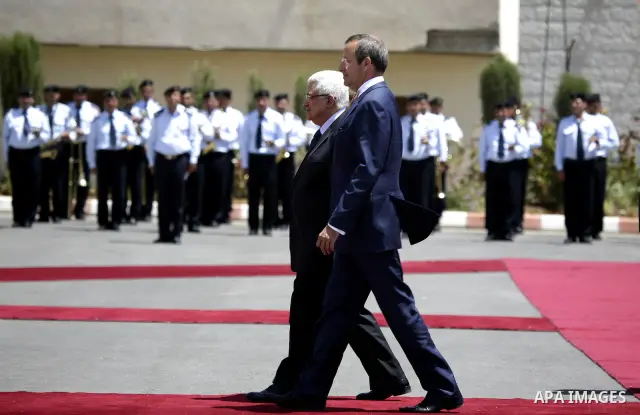 Palestinian President Mahmoud Abbas and Estonian President Toomas Hendrik Ilves during the welcome ceremony, as Ilves arrive to the West Bank city of Ramallah on June 29, 2010. Photo by Eyad Jadallah