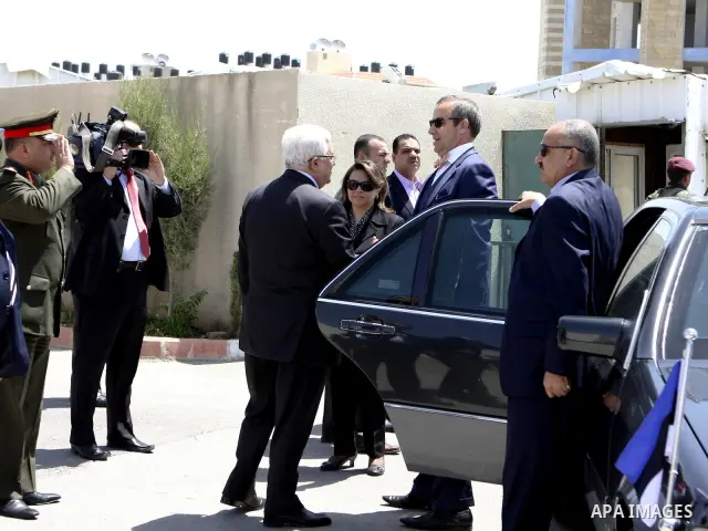 Palestinian President Mahmoud Abbas and Estonian President Toomas Hendrik Ilves during the welcome ceremony, as Ilves arrive to the West Bank city of Ramallah on June 29, 2010. Photo by Eyad Jadallah