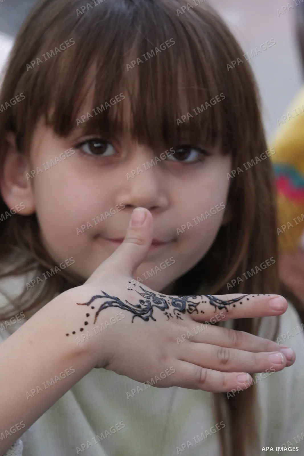Palestinian girls paint their hands with henna during an exhibition in the southern Gaza Strip town of Khan Younis on June 29,2010.. Photo by Hatem Omar