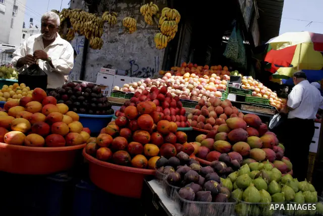 A Palestinian vendor sells fruit which entered from the Israeli crossings at the main market in Gaza city on July 8,2010.Israel dropped its long-standing restrictions on allowing consumer goods into the Gaza Strip but re...