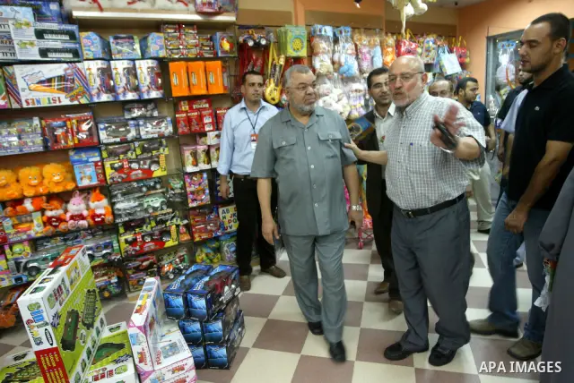 Palestinians attend the opening of the largest shopping mall in Gaza City on July 17,2010. Photo by Ashraf Amra