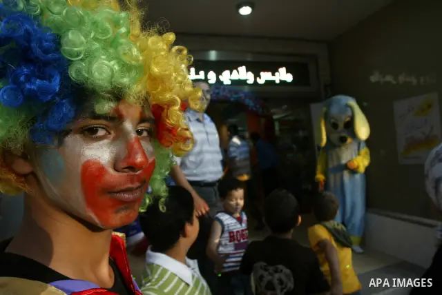 Palestinians attend the opening of the largest shopping mall in Gaza City on July 17,2010. Photo by Ashraf Amra