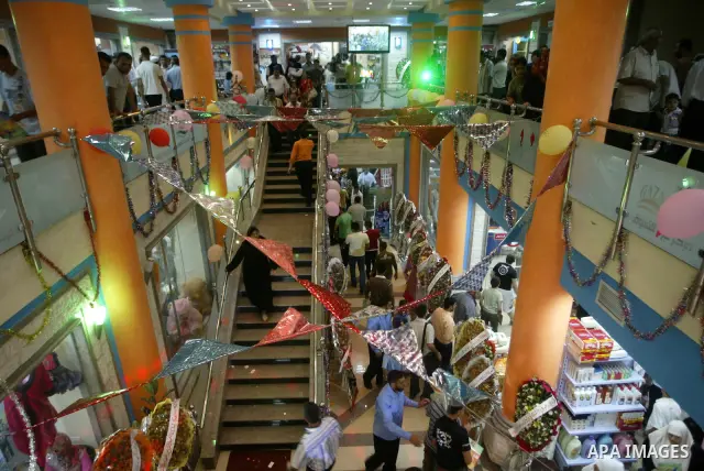 Palestinians attend the opening of the largest shopping mall in Gaza City on July 17,2010. Photo by Ashraf Amra