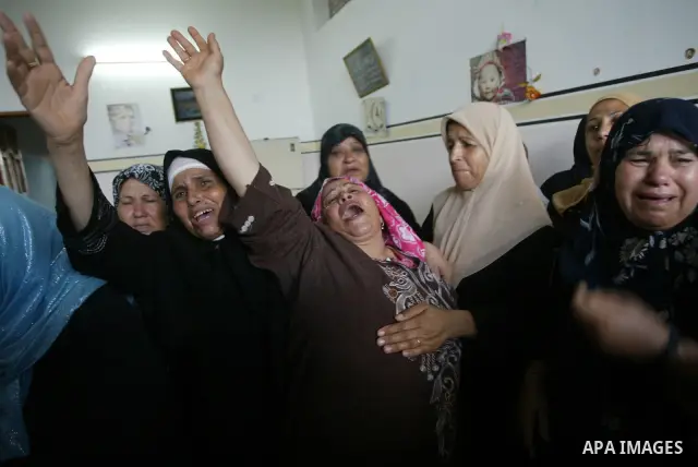 Palestinian relatives of Islamic Jihad militant Mohammed al-Kafarnah mourn during his funeral in the town of Beit Hanoun in northern Gaza Strip July 21, 2010. Israeli shellfire killed al-Kafarnah and wounded seven people...