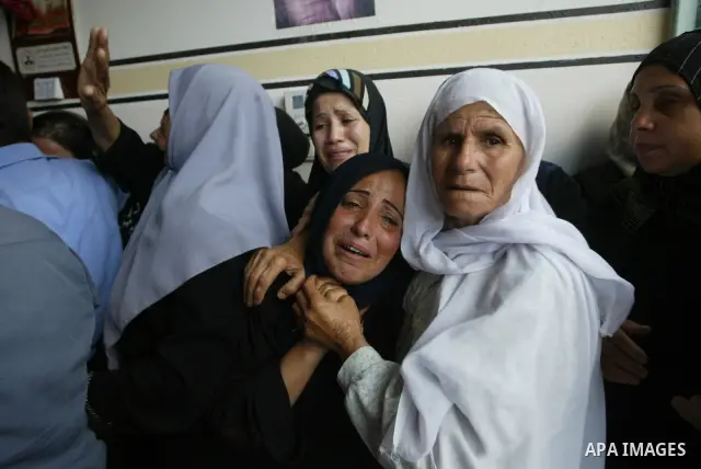 Palestinian relatives of Islamic Jihad militant Mohammed al-Kafarnah mourn during his funeral in the town of Beit Hanoun in northern Gaza Strip July 21, 2010. Israeli shellfire killed al-Kafarnah and wounded seven people...