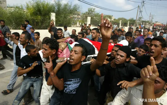 Palestinian relatives carry the body of Qassim al-Shinbari, a militant from the Popular Front for the Liberation of Palestine (PFLP), during his funeral in the town of Beit Hanoun in northern Gaza Strip July 22, 2010. Is...
