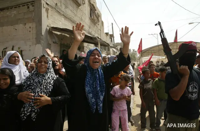 Palestinian relatives of Qassim al-Shinbari, a militant from the Popular Front for the Liberation of Palestine (PFLP), mourn during his funeral in the town of Beit Hanoun in northern Gaza Strip July 22, 2010. Israeli she...