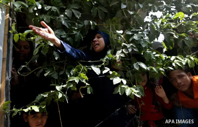 Palestinian relatives of Qassim al-Shinbari, a militant from the Popular Front for the Liberation of Palestine (PFLP), mourn during his funeral in the town of Beit Hanoun in northern Gaza Strip July 22, 2010. Israeli she...