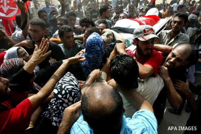 Palestinian relatives carry the body of Qassim al-Shinbari, a militant from the Popular Front for the Liberation of Palestine (PFLP), during his funeral in the town of Beit Hanoun in northern Gaza Strip July 22, 2010. Is...