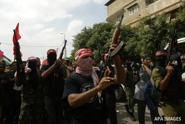 Palestinian relatives carry the body of Qassim al-Shinbari, a militant from the Popular Front for the Liberation of Palestine (PFLP), during his funeral in the town of Beit Hanoun in northern Gaza Strip July 22, 2010. Is...