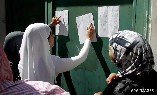 Palestinian general secondary students read papers in their school to find their results in the east Jerusalem on July 22, 2010. Photo by Mahfouz Abu Turk