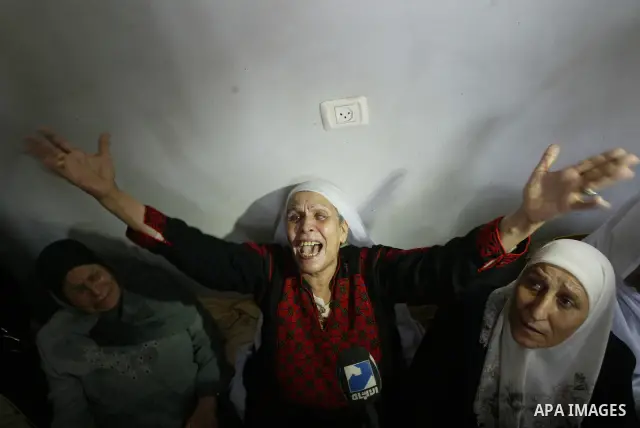 Relatives mourn Issa Batran, a Hamas military commander and rocket maker, during his funeral in al-Buraij camp in the central Gaza Strip July 31, 2010. An Israeli air strike killed Batran in the Gaza Strip, the Islamist...