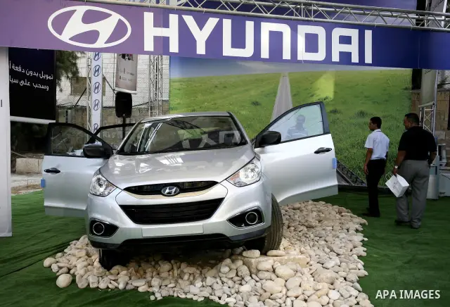 Palestinians participate in the second car exhibition in the West Bank city of Ramallah on August 4,2010. Photo by Eyad Jadallah