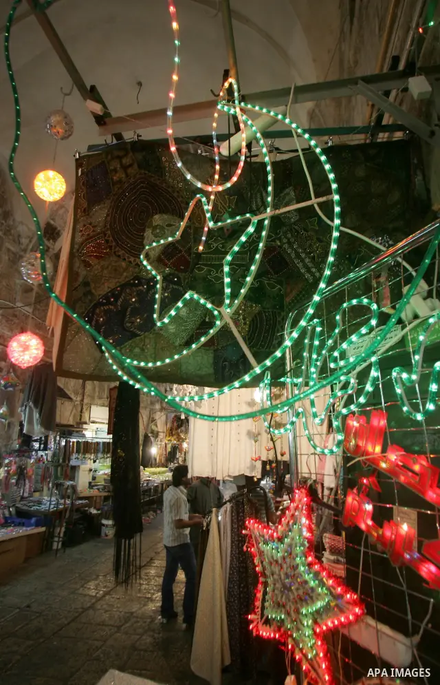 Palestinians shop at the old city market in Jerusalem in preparation for the holy month of Ramadan on August 7,2010. Islam's holy month of Ramadan will begin in 11 or 12 August in the Middle East depending on the sightin...