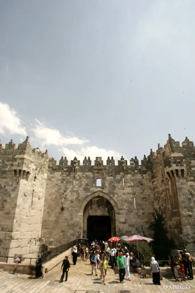 Palestinians shop at the old city market in Jerusalem in preparation for the holy month of Ramadan on August 7,2010. Islam's holy month of Ramadan will begin in 11 or 12 August in the Middle East depending on the sightin...