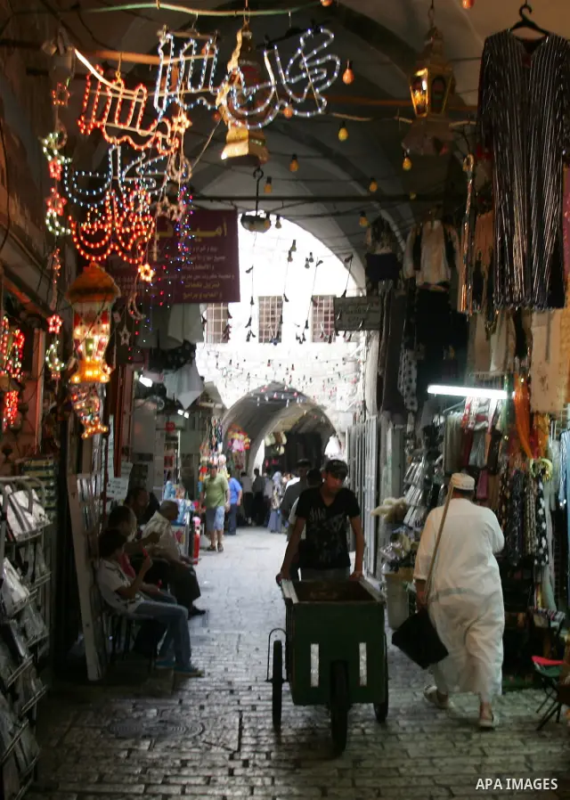 Palestinians shop at the old city market in Jerusalem in preparation for the holy month of Ramadan on August 7,2010. Islam's holy month of Ramadan will begin in 11 or 12 August in the Middle East depending on the sightin...