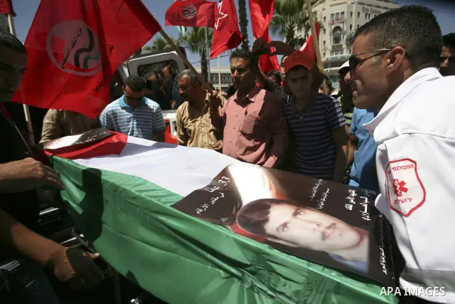 Palestinian supporters of the Democratic Front for the Liberation of Palestine (DFLP) carry the coffin of Mashhur Arouri, a party leader who was killed by Israeli soldiers in 1975 and who until now kept his corpse, durin...