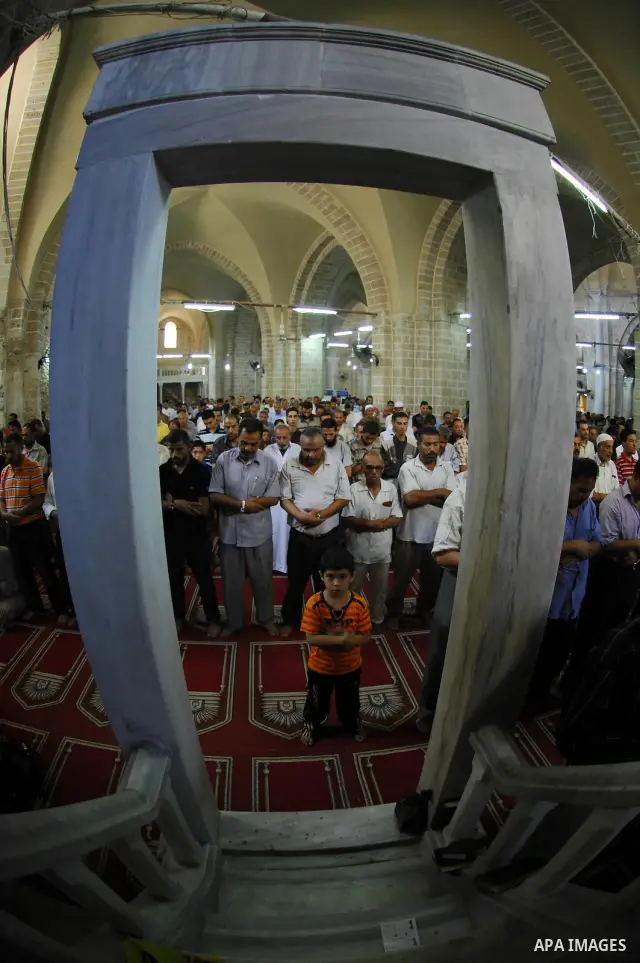 Palestinians pray at the al-Omri mosque in Gaza City on August 12, 2010 as Muslims mark the second day of the holy month of Ramadan. Photo by Ashraf Amra