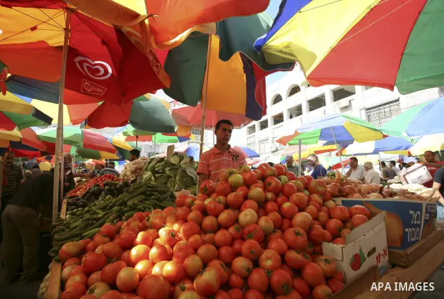 Palestinians shop at a traditional market on the fifth day of the holy month of Ramadan in the West Bank city of Ramallah on August 15,2010. Devout Muslims refrain from eating, drinking and smoking from dawn to dusk duri...