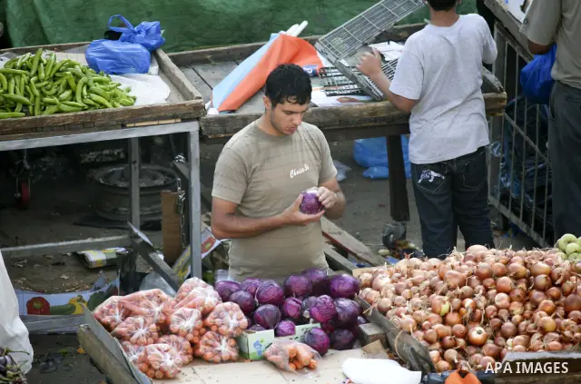 Palestinians shop at a traditional market on the fifth day of the holy month of Ramadan in the West Bank city of Ramallah on August 15,2010. Devout Muslims refrain from eating, drinking and smoking from dawn to dusk duri...