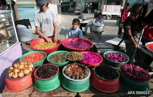 Palestinians shop at a traditional market on the fifth day of the holy month of Ramadan in the southern Gaza Strip town of Khan Younis on August 15,2010. Devout Muslims refrain from eating, drinking and smoking from dawn...