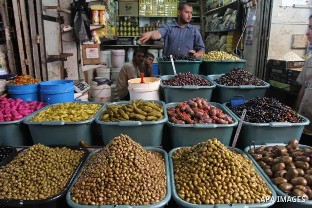 Palestinians shop at a traditional market on the seventh day of the holy month of Ramadan on August 17,2010. Muslims around the world abstain from eating, drinking and sexual relations from sunrise to sunset during Ramad...