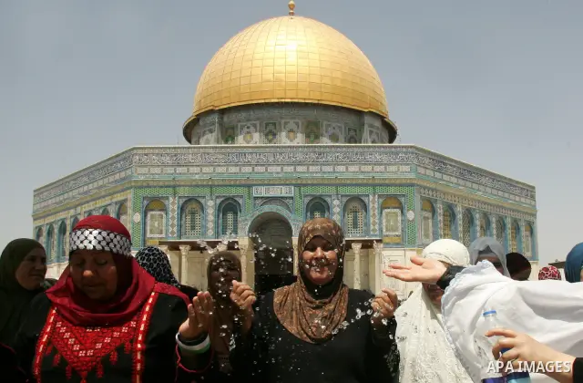 Palestinian worshippers pray outside the Dome of the Rock at the flashpoint Al-Aqsa mosque compound in Jerusalem during the second Friday noon prayer of the holy fasting month of Ramadan on August 20, 2010 for which Isra...