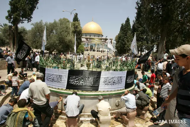 Palestinian worshippers pray outside the Dome of the Rock at the flashpoint Al-Aqsa mosque compound in Jerusalem during the second Friday noon prayer of the holy fasting month of Ramadan on August 20, 2010 for which Isra...