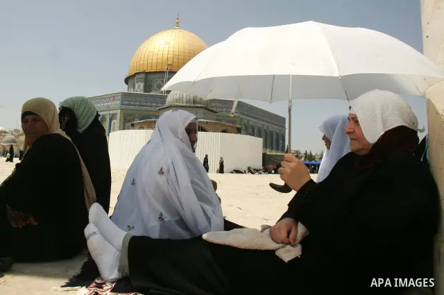 Palestinian worshippers pray outside the Dome of the Rock at the flashpoint Al-Aqsa mosque compound in Jerusalem during the second Friday noon prayer of the holy fasting month of Ramadan on August 20, 2010 for which Isra...