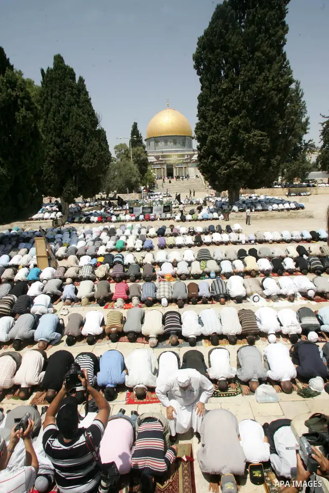 Palestinian worshippers pray outside the Dome of the Rock at the flashpoint Al-Aqsa mosque compound in Jerusalem during the second Friday noon prayer of the holy fasting month of Ramadan on August 20, 2010 for which Isra...
