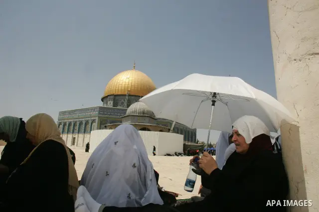 Palestinian worshippers pray outside the Dome of the Rock at the flashpoint Al-Aqsa mosque compound in Jerusalem during the second Friday noon prayer of the holy fasting month of Ramadan on August 20, 2010 for which Isra...
