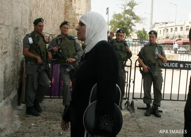 Palestinian worshippers walk past Israli soldiers guarding outside the flashpoint Al-Aqsa mosque compound in Jerusalem during the second Friday noon prayer of the holy fasting month of Ramadan on August 20, 2010 for whic...