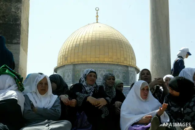Palestinian worshippers attend Friday prayers outside the Dome of the Rock, in the Al-Aqsa mosque compound in Jerusalem, during the third Friday noon prayer of the holy fasting month of Ramadan on August 27, 2010. Photo...