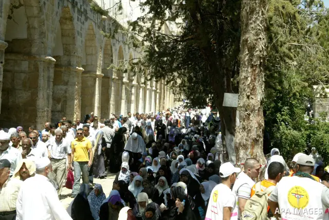Palestinian worshippers attend Friday prayers outside the Dome of the Rock, in the Al-Aqsa mosque compound in Jerusalem, during the third Friday noon prayer of the holy fasting month of Ramadan on August 27, 2010. Photo...