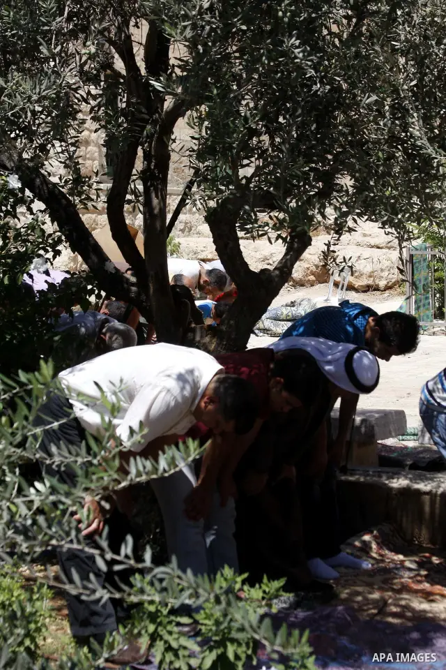Israeli troops stand guard as Palestinian Muslims pray outside the disputed Ibrahimi mosque, known to Jews as the Tomb of the Patriarchs, in the flashpoint West Bank city of Hebron on September 3, 2010 during the start o...