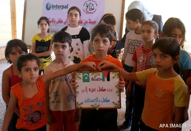 Palestinian children collect donations to the Pakistani people in Gaza city on August 5,2010. Photo by Mohammed Asad