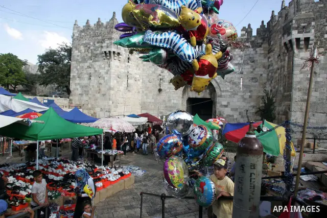 Palestinians shop outside of Damascus Gate ahead of the upcoming celebration of Eid al-Fitr, marking the end of the Muslim holy month of Ramadan in Jerusalem's Old City September 8, 2010. Photo by Mahfouz Abu Turk