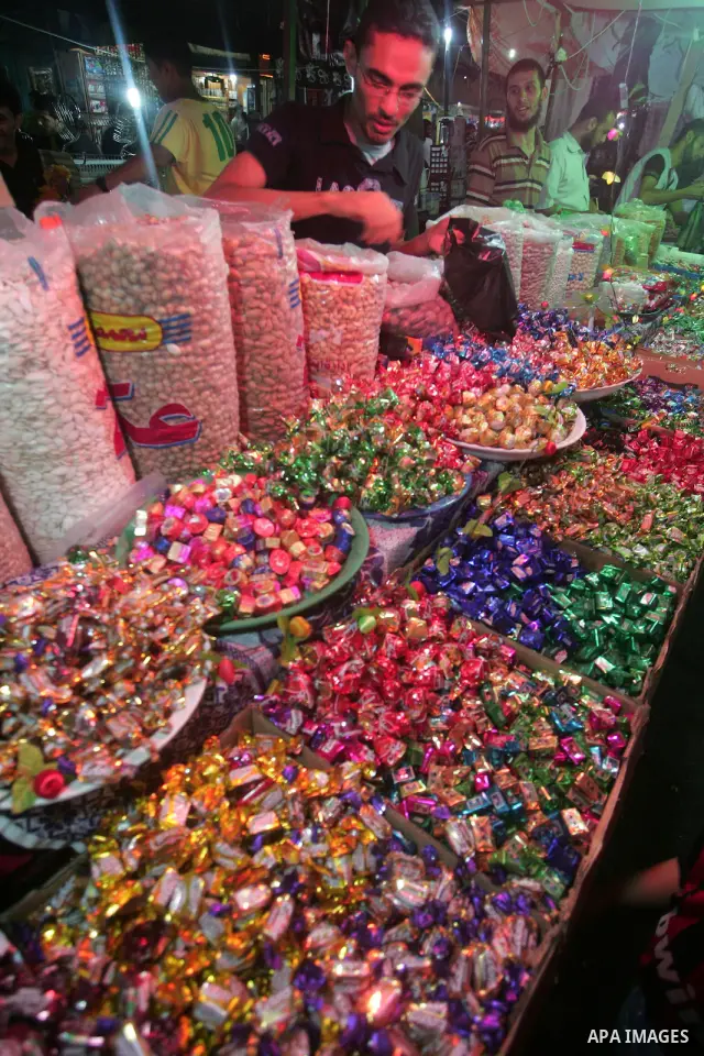 Palestinians shop in stalls at an outdoor market during preparations for Eid el-Fitr holiday, which marks the end of the holy Muslim fasting month of Ramadan, i in the southern Gaza Strip , Sept. 9, 2010 . Photo By Khale...
