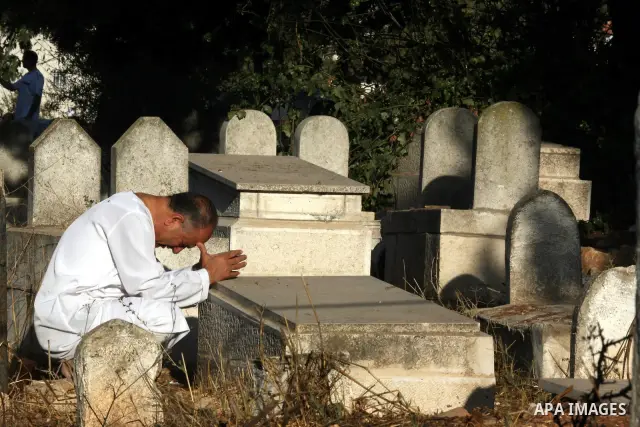 Palestinians visit the graves of their dead relatives during the early hours of the first day of the Muslim holiday Eid al-Fitr in the West Bank city of Ramallah September 10, 2010. Photo by Eyad Jadallah