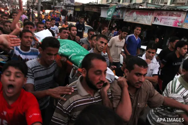 Palestinian mourners carry the body of Wajdi al-kadi, 23, who was killed in an Israeli airstrike on smuggling tunnels, in the southern Gaza Strip near Rafah, on September 15, 2010. Photo by Ashraf Amra