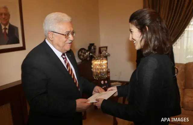 Palestinian President Mahmoud Abbas (Abu Mazen) , accept the credentials of the Ambassador of the State Aldomancan, in Amman on Sept. 18,2010 . Photo by Thaer Ganaim