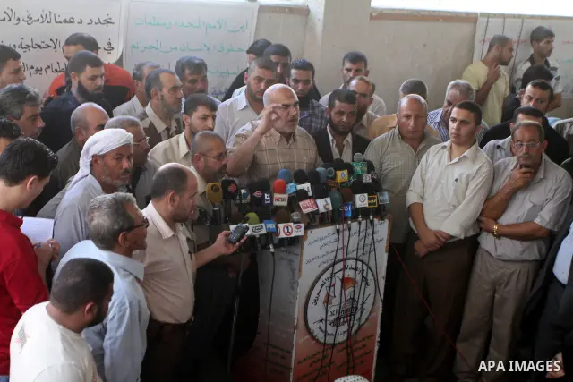 Palestinians takes part in a protest calling for the release of Palestinian prisoners from Israeli jails at the Red Cross office in Gaza City on Sept. 30,2010 . Photo by Ashraf Amra