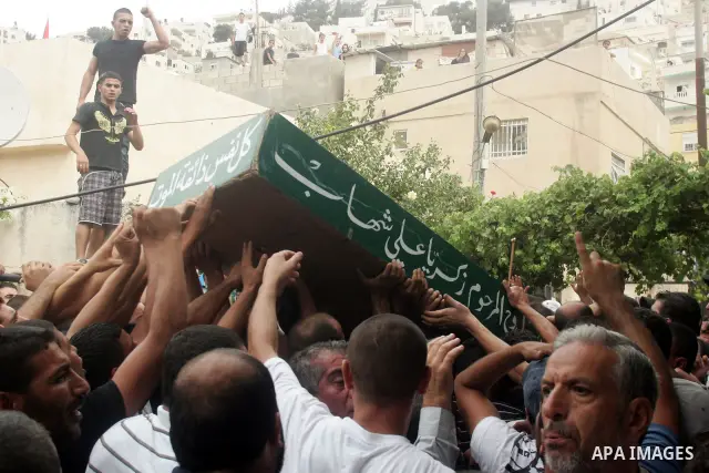 Palestinian mourners carry the body of Samir Serhan during his funeral precession on September 22, 2010 in the east Jerusalem neighborhood of Silwan after the Palestinian father of six was shot dead overnight by a Jewish...