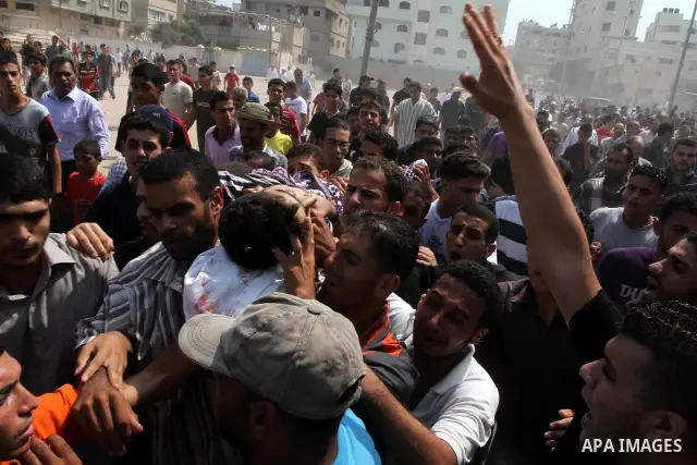 Palestinian relatives of fisherman Mohammed Baker mourn during his funeral in Gaza September 24, 2010. The Israeli navy fired on a Palestinian boat off the northern Gaza Strip on Friday, killing Baker, the territory's Ha...