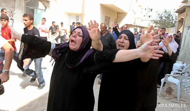 Palestinian relatives of fisherman Mohammed Baker mourn during his funeral in Gaza September 24, 2010. The Israeli navy fired on a Palestinian boat off the northern Gaza Strip on Friday, killing Baker, the territory's Ha...