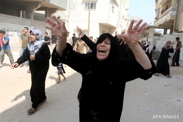 Palestinian relatives of fisherman Mohammed Baker mourn during his funeral in Gaza September 24, 2010. The Israeli navy fired on a Palestinian boat off the northern Gaza Strip on Friday, killing Baker, the territory's Ha...