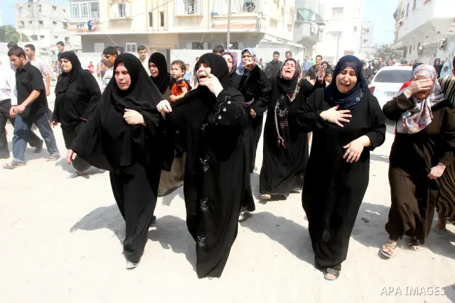 Palestinian relatives of fisherman Mohammed Baker mourn during his funeral in Gaza September 24, 2010. The Israeli navy fired on a Palestinian boat off the northern Gaza Strip on Friday, killing Baker, the territory's Ha...