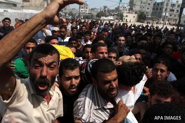Palestinian mourners carry the body of fisherman Mohammed Baker mourn during his funeral in Gaza September 24, 2010. The Israeli navy fired on a Palestinian boat off the northern Gaza Strip on Friday, killing Baker, the...