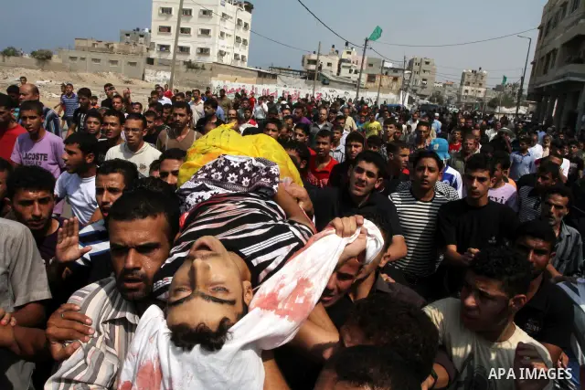 Palestinian mourners carry the body of fisherman Mohammed Baker mourn during his funeral in Gaza September 24, 2010. The Israeli navy fired on a Palestinian boat off the northern Gaza Strip on Friday, killing Baker, the...